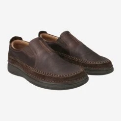 Titelseite -Clarks Verkaufsgeschäft paar 1423010047